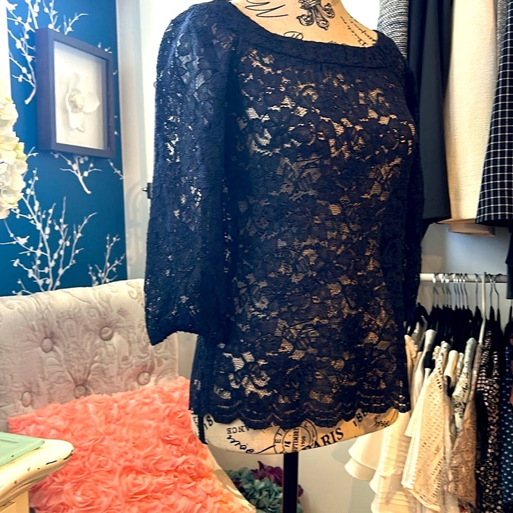 GORGEOUS, DIANE von FURSTENBERG, NAVY detailed top with a floral design size 2